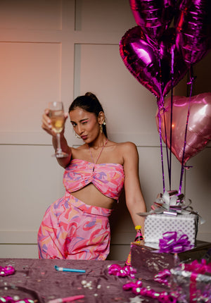 Flattering high-waisted printed pants, perfect for day-to-night styling